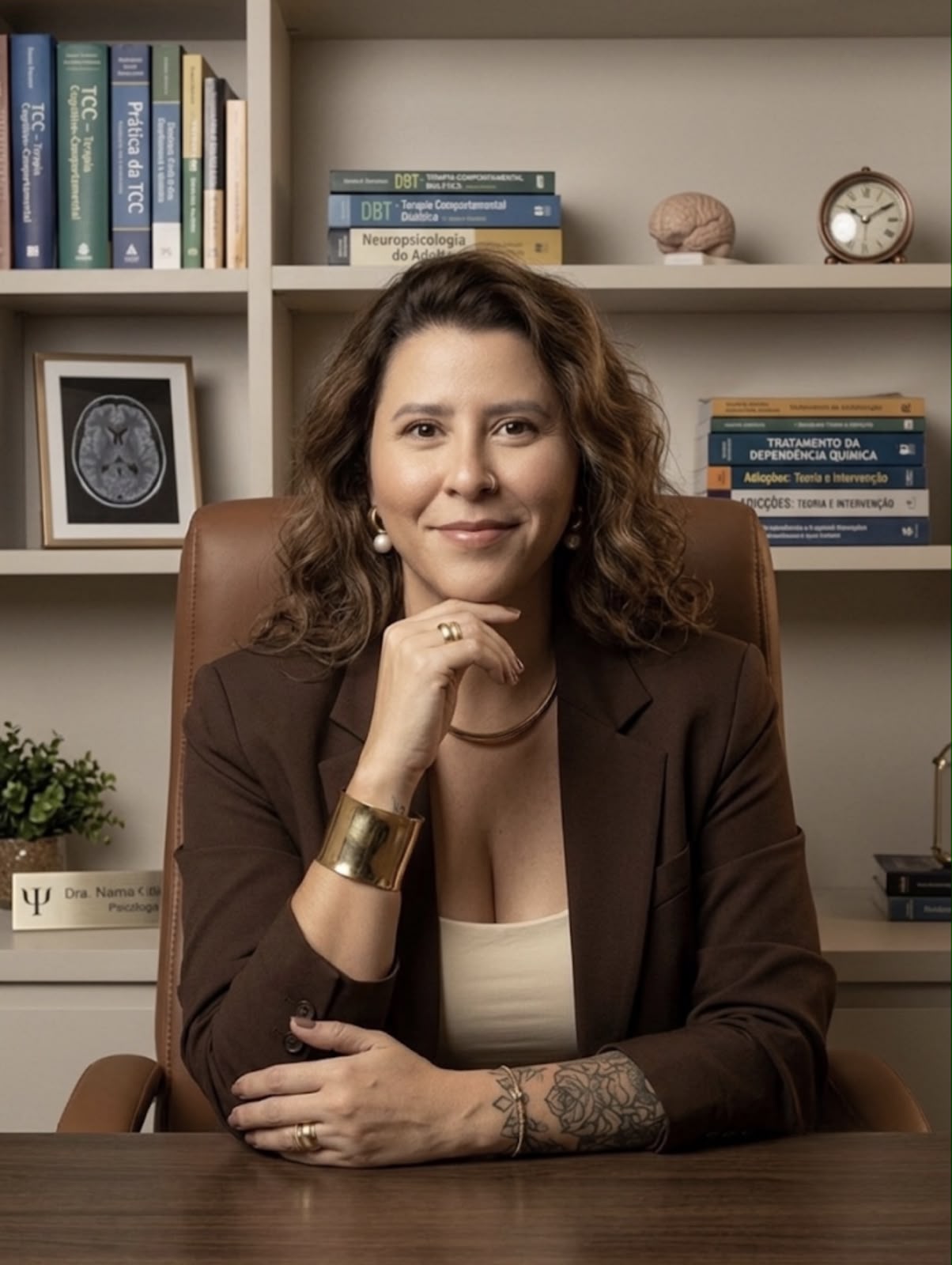 Carla Silva, psicóloga CRP 06/210526, sentada à mesa do consultório